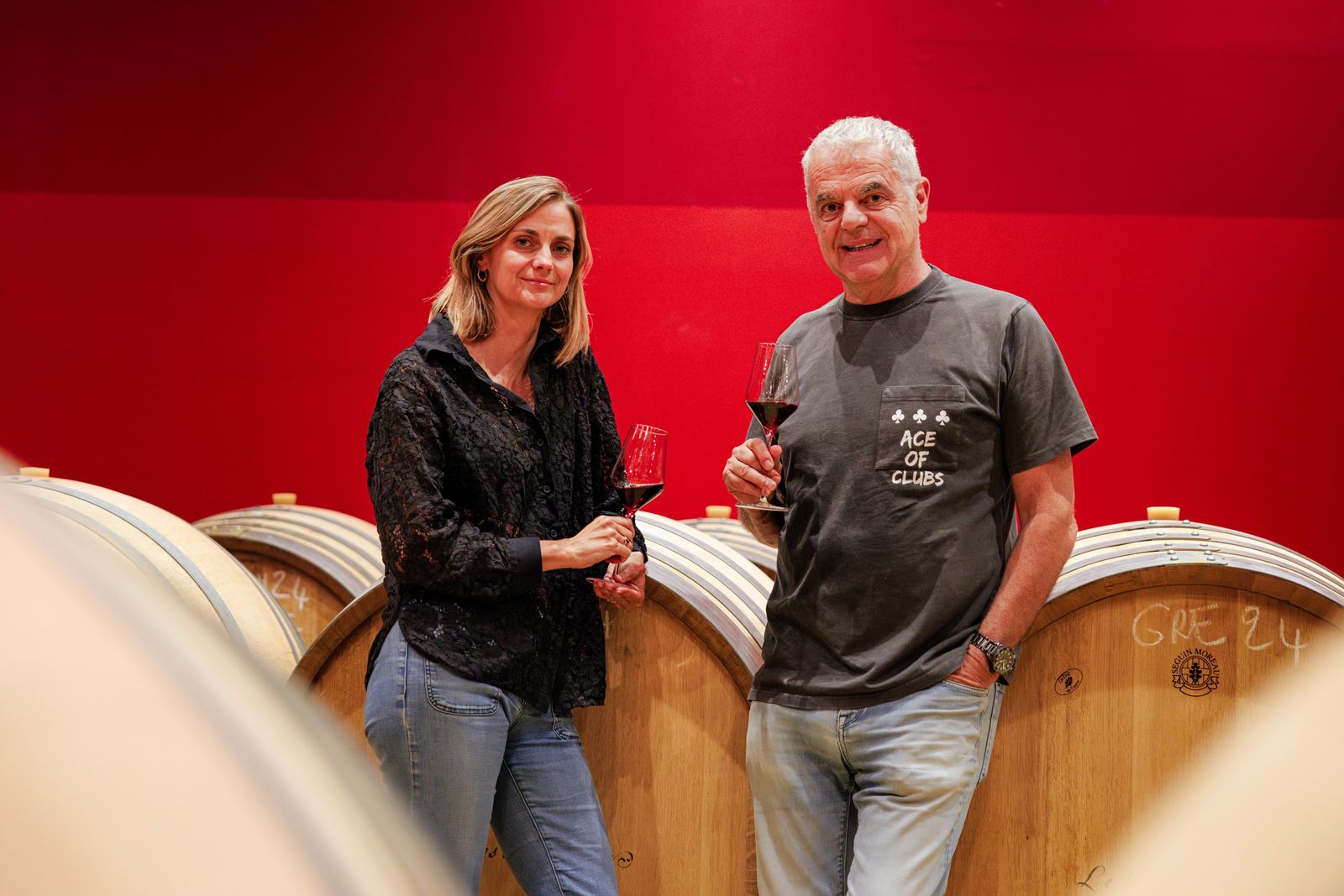 Pascal et Léa au chai, verre à la main
