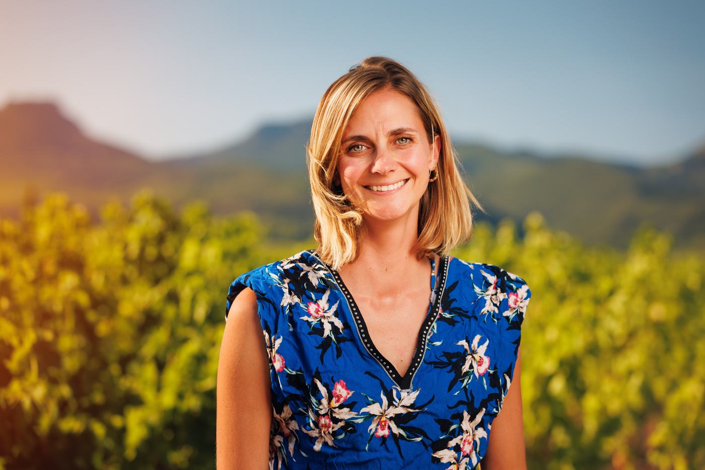 Léa dans les vignes, au soleil couchant
